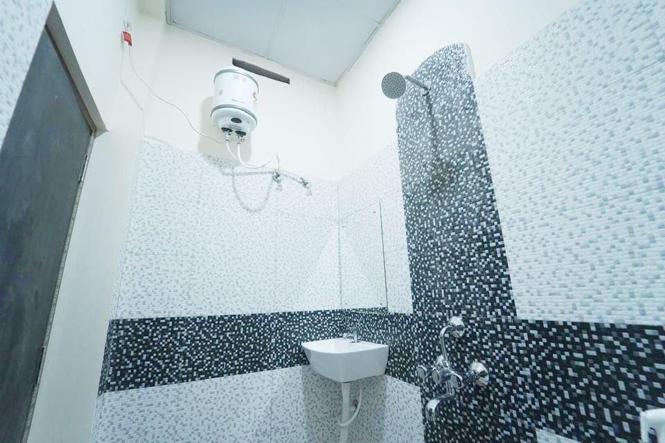 Deluxe Quadruple Room, Garden View | Bathroom