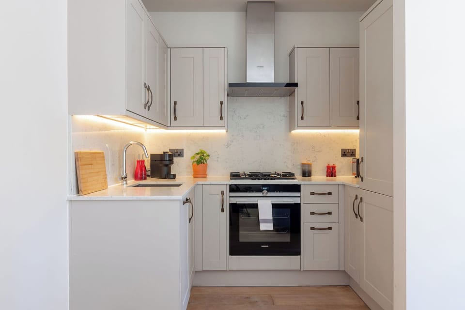 Apartment, 1 Bedroom | Private kitchen | Full-size fridge, microwave, oven, stovetop