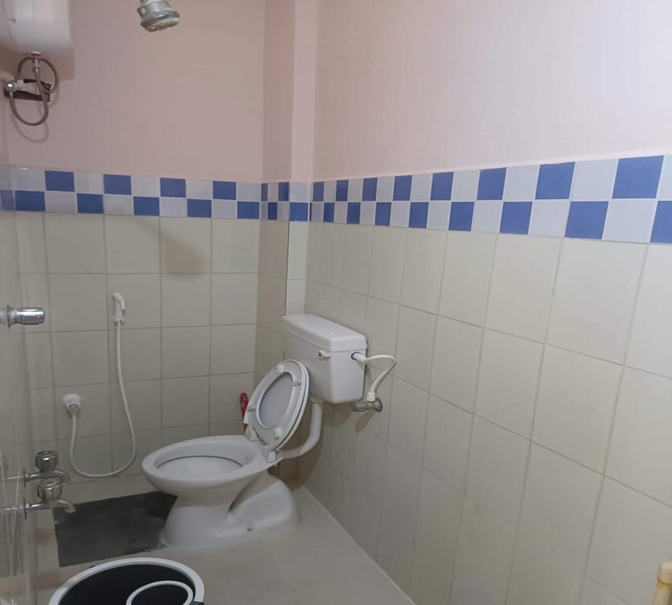 Shower, rainfall showerhead, free toiletries, soap