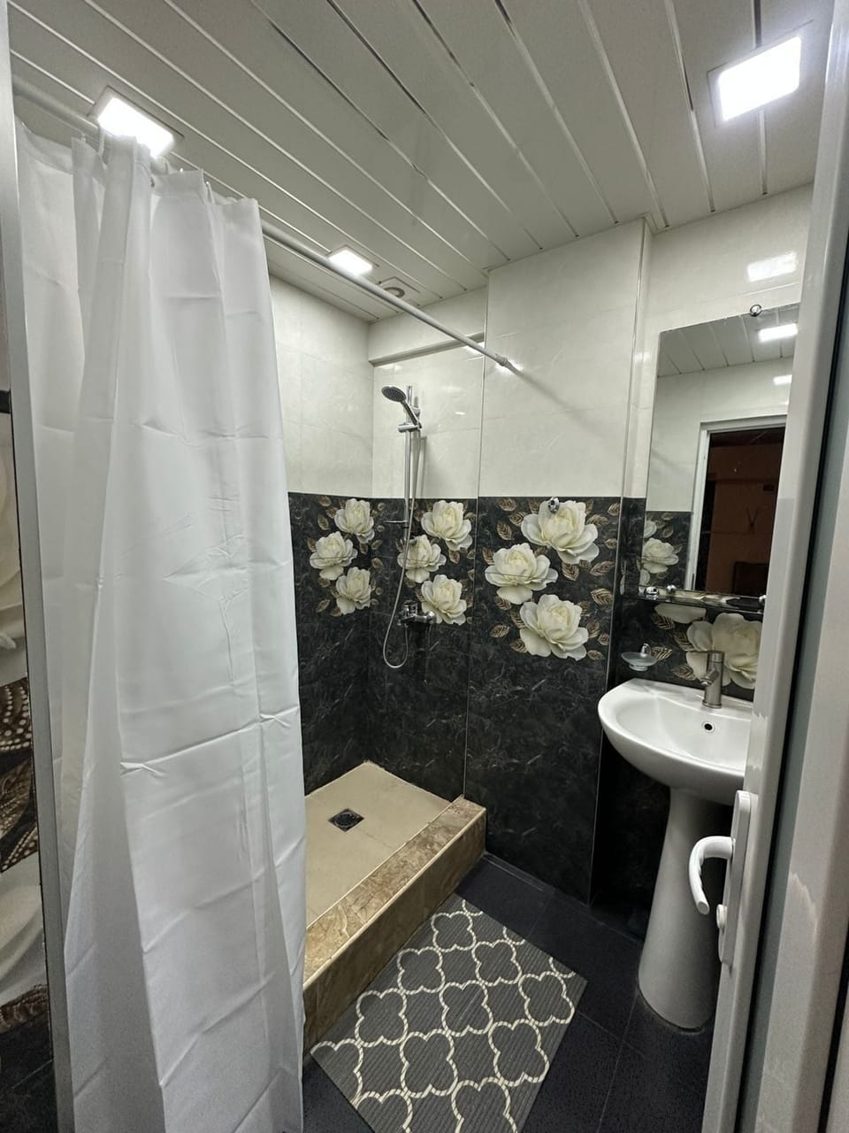 Family Apartment, City View | Bathroom | Slippers