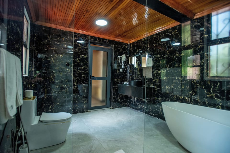 Luxury Suite, 1 King Bed, Air conditioning, Garden View | Bathroom | Free toiletries, hair dryer, bathrobes, slippers