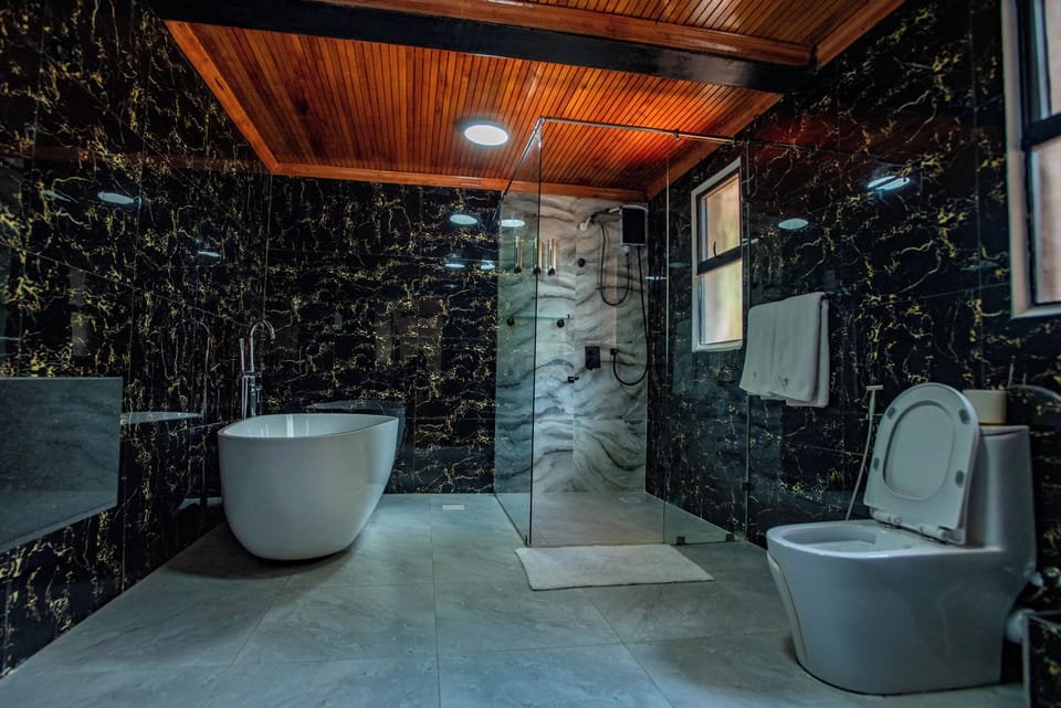 Luxury Suite, 1 King Bed, Air conditioning, Garden View | Bathroom | Free toiletries, hair dryer, bathrobes, slippers
