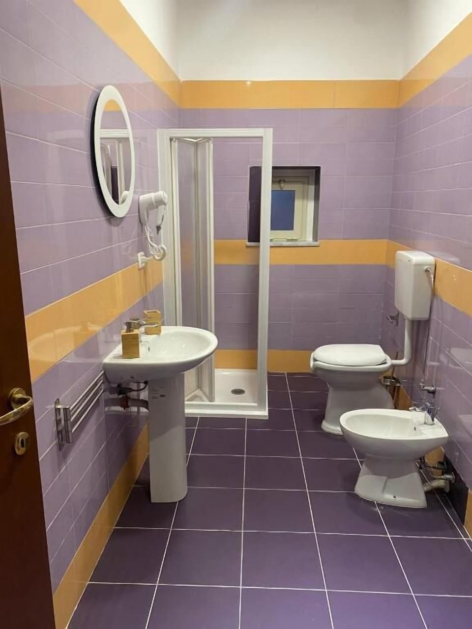 Basic Triple Room | Bathroom | Shower, free toiletries, hair dryer, bidet