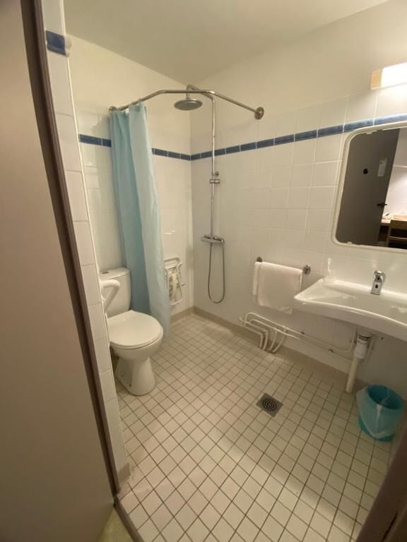 Classic Single Room, Garden View | Bathroom | Shower, towels