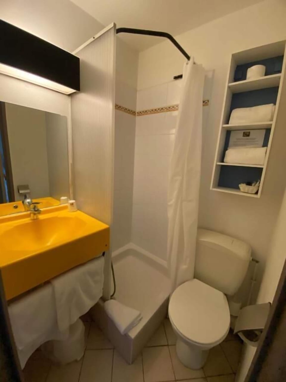 Twin Room, Garden View | Bathroom | Shower, towels