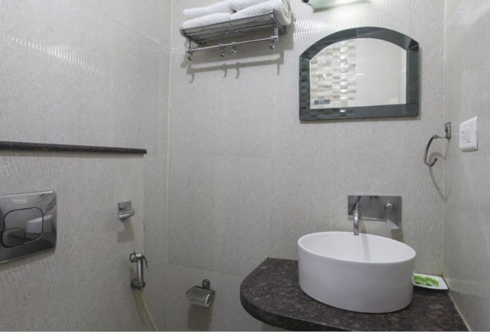 Deluxe Double Room, City View | Bathroom | Shower, towels