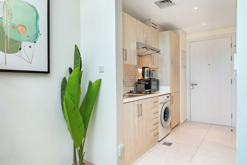 Luxury Studio, 1 King Bed, City View | Private kitchen | Full-size fridge, microwave, oven, stovetop