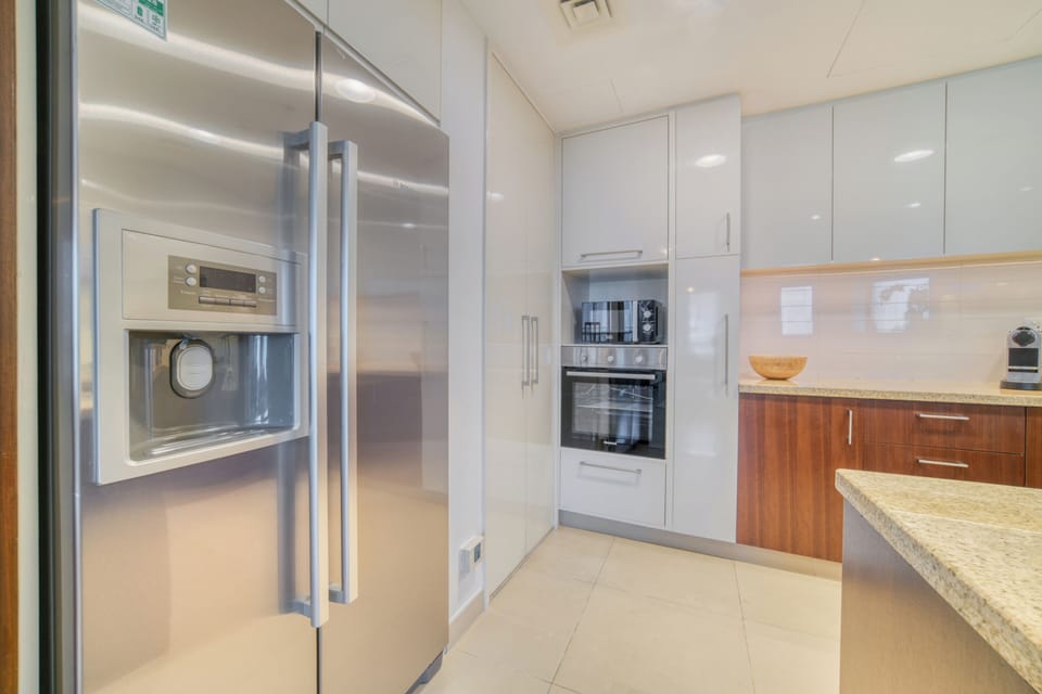 Deluxe Apartment, 2 Bedrooms, Balcony, City View | Private kitchen | Fridge, microwave, oven, stovetop