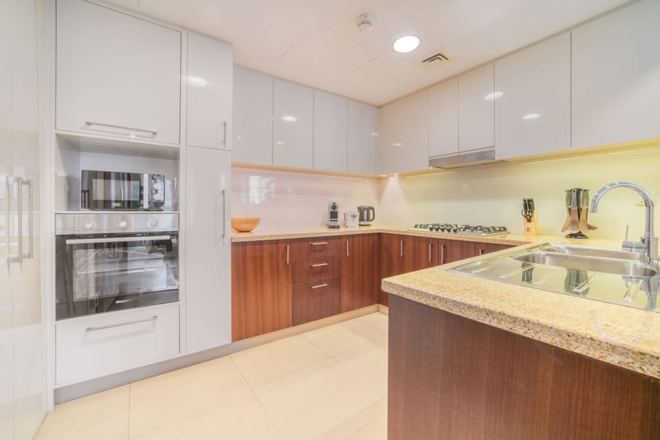 Deluxe Apartment, 2 Bedrooms, Balcony, City View | Private kitchen | Fridge, microwave, oven, stovetop