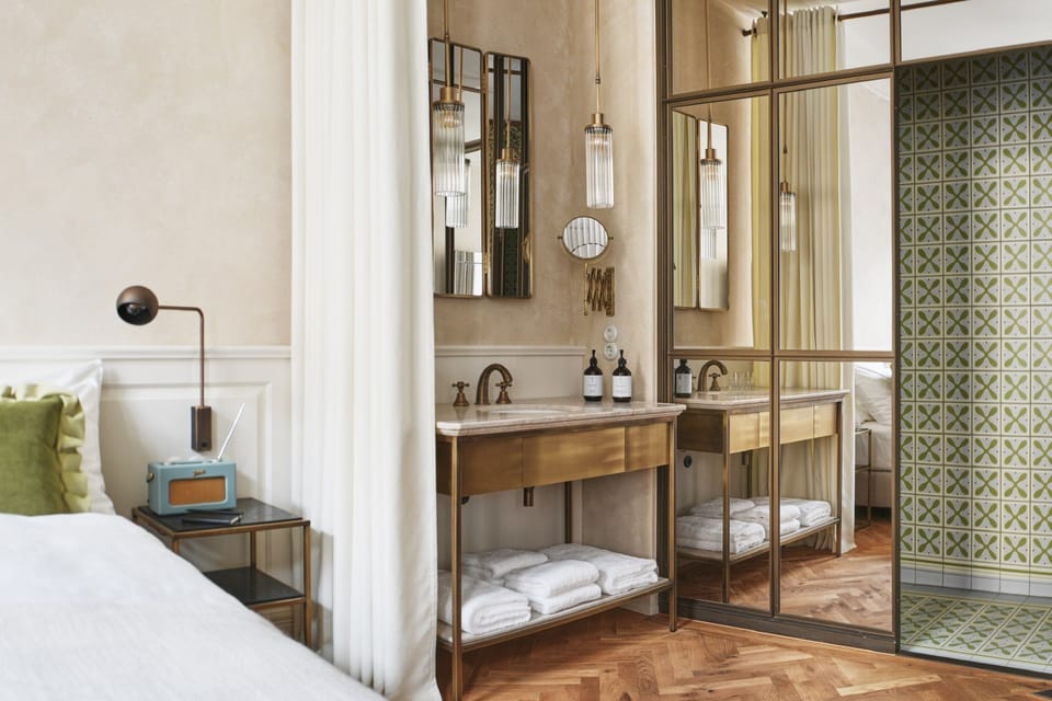 Deluxe Room (DE LUXE) | Bathroom | Designer toiletries, hair dryer, bathrobes, towels