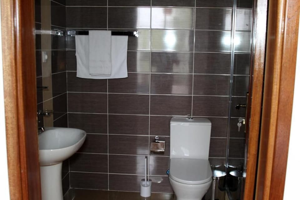 Standard Twin Room | Bathroom