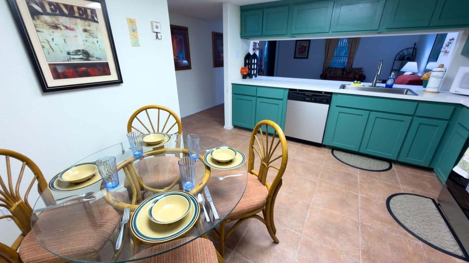 Apartment, 2 Bedrooms | Dining