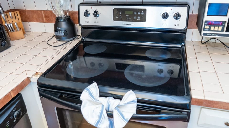Apartment, 3 Bedrooms | Private kitchen | Fridge, oven, coffee/tea maker, toaster