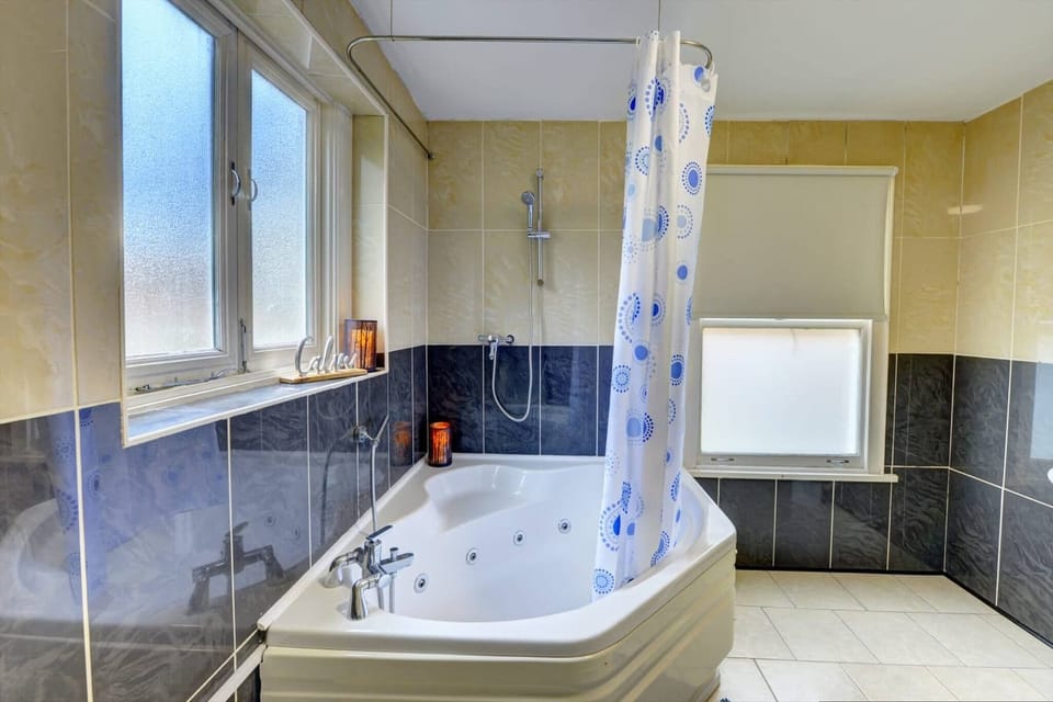 Apartment, 2 Bedrooms | Bathroom | Toilet paper