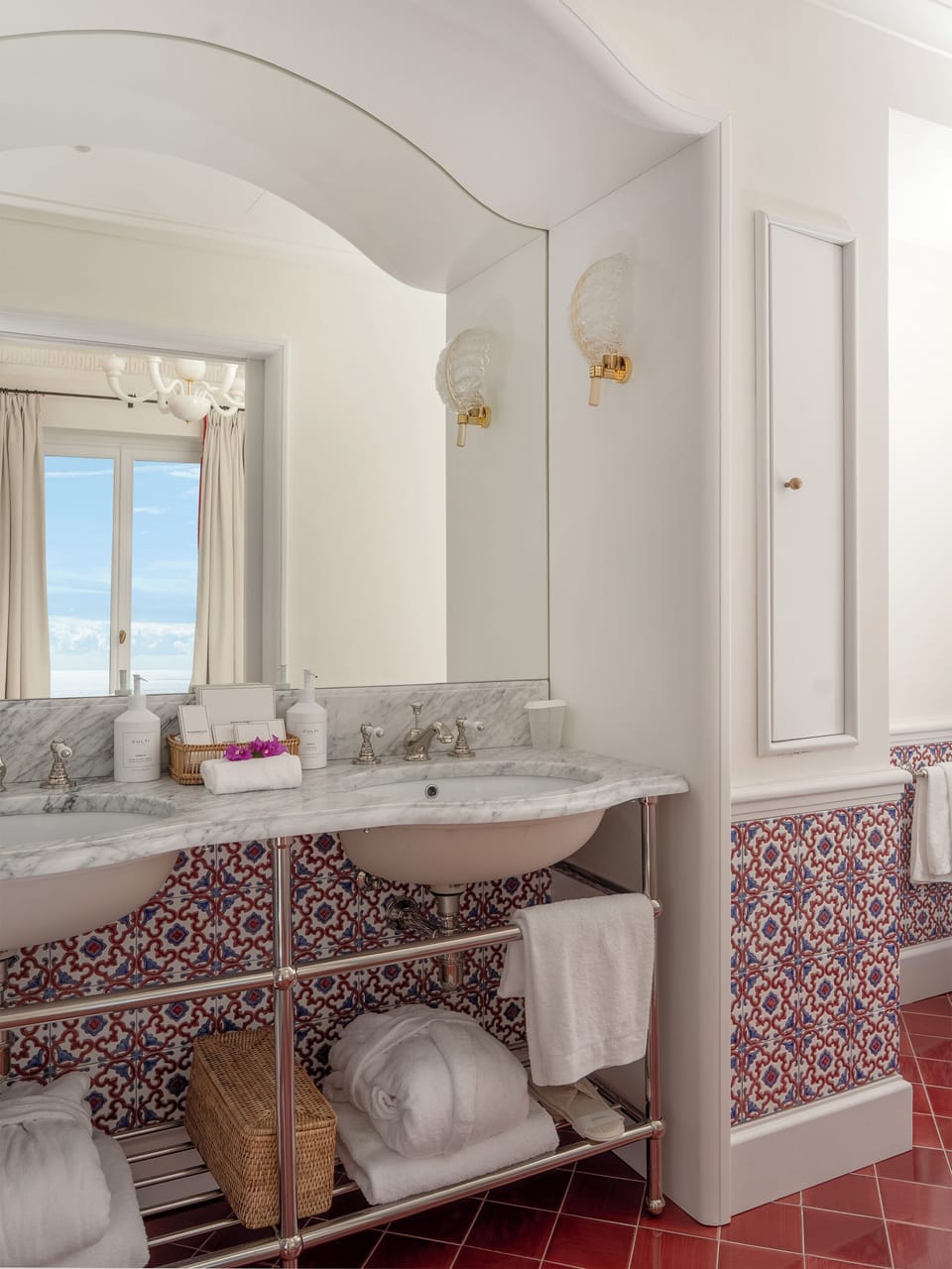 Rainfall showerhead, free toiletries, hair dryer, slippers