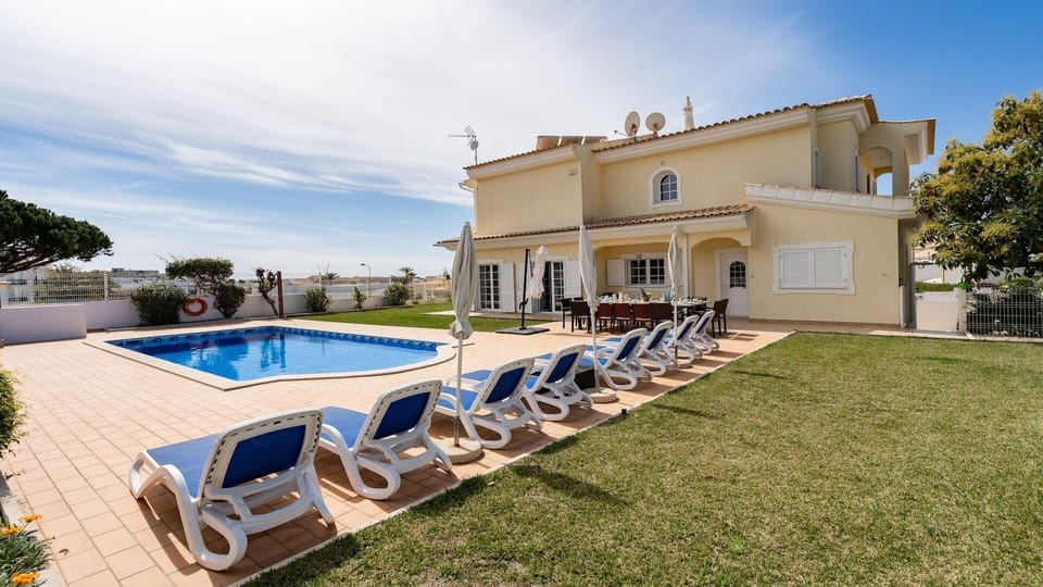 Outdoor pool, pool umbrellas, sun loungers