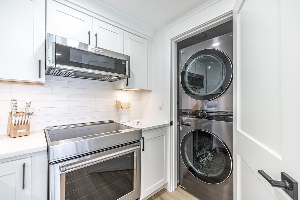 Condo, Multiple Beds (Beach House 601C- Beach Rest) | Private kitchen | Oven, toaster