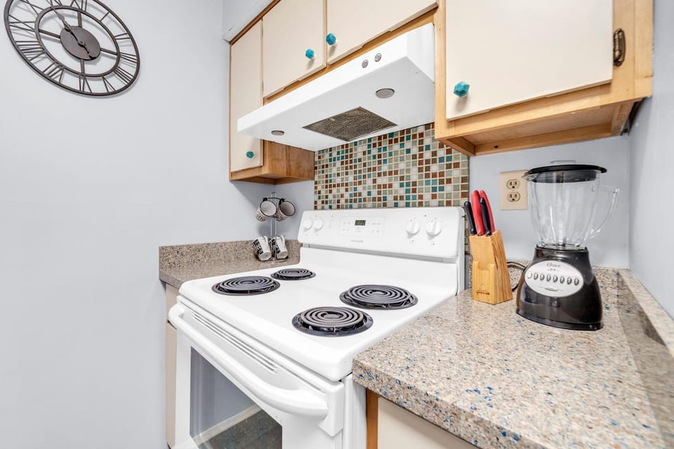 Condo, 1 Queen Bed with Sofa bed (Endless Summer E10- Sunset Shack) | Private kitchen