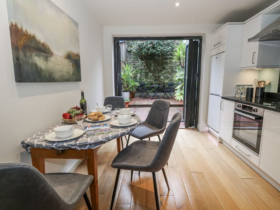 Cottage | Dining
