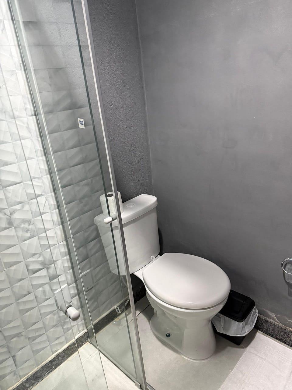 City Suite | Bathroom | Shower, towels, toilet paper