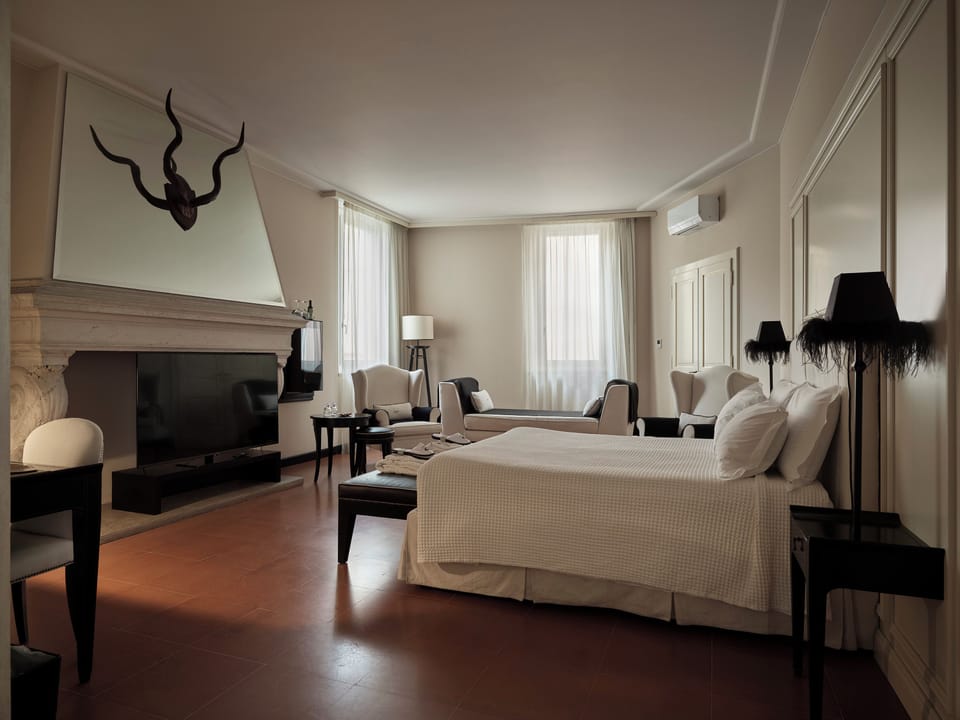 Junor Suite 1 | Hypo-allergenic bedding, minibar, in-room safe, individually decorated