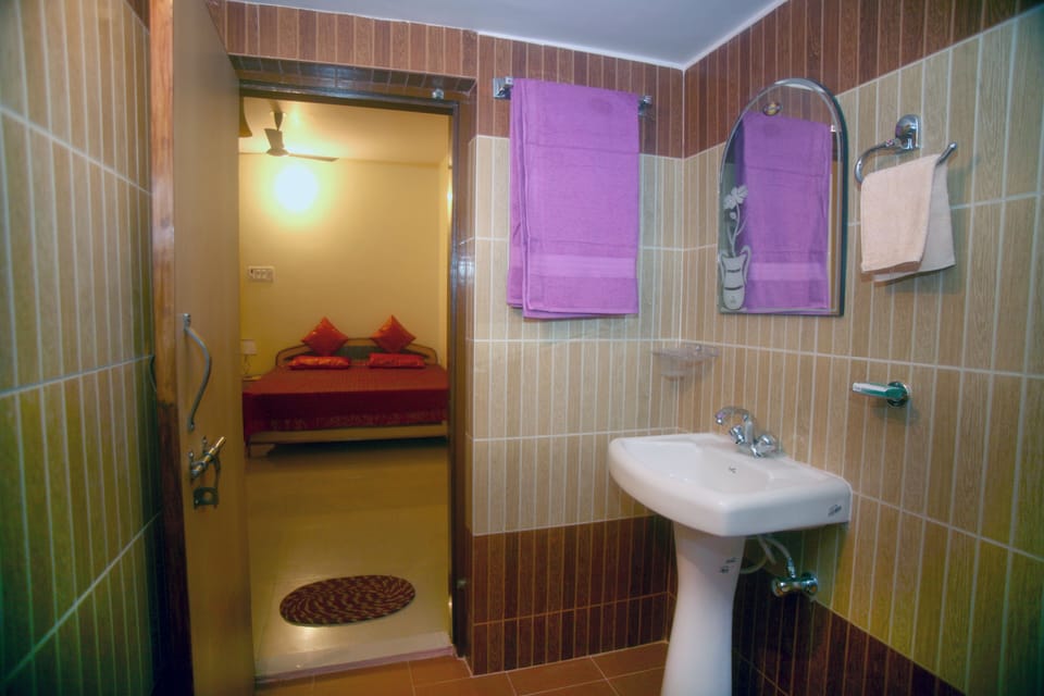 Classic Room, Balcony | Bathroom | Shower, free toiletries, hair dryer, slippers