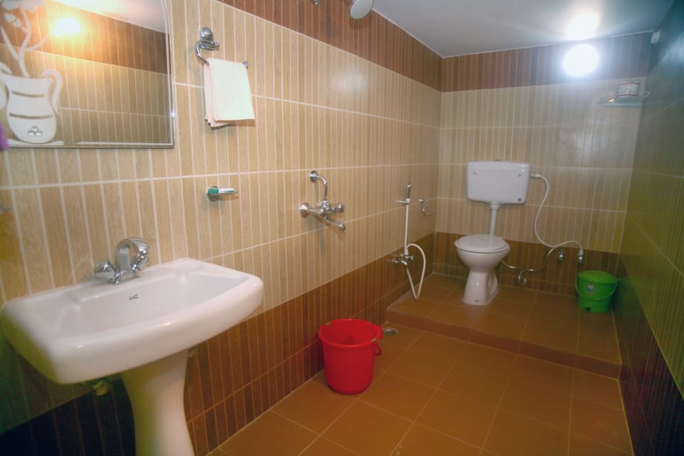 Classic Room, Balcony | Bathroom | Shower, free toiletries, hair dryer, slippers