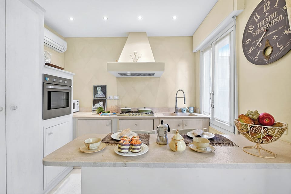 Standard Apartment, Multiple Bedrooms (Chic Retreat with Park | Central) | Dining