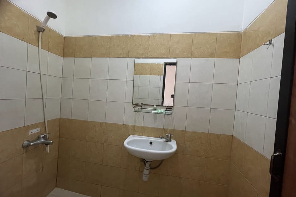 Shower, towels, soap, shampoo