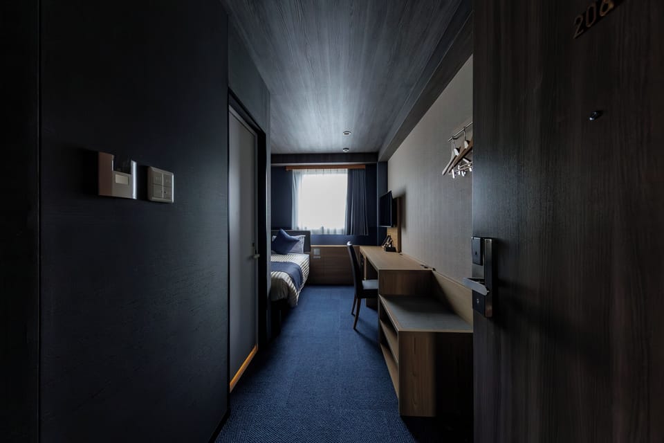 Double Room, Non Smoking | In-room safe, desk, laptop workspace, bed sheets