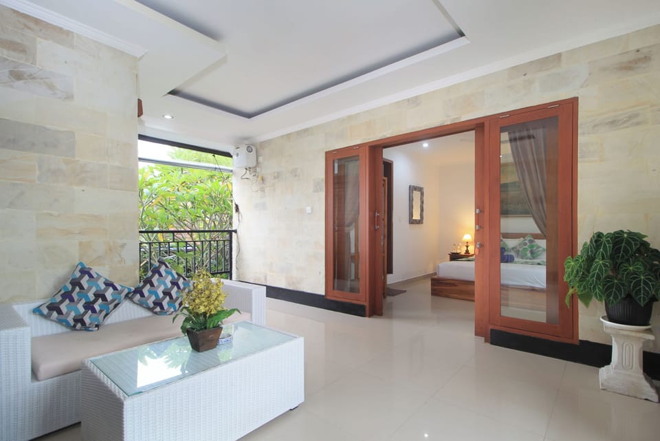 Economy Suite, City View | Living area