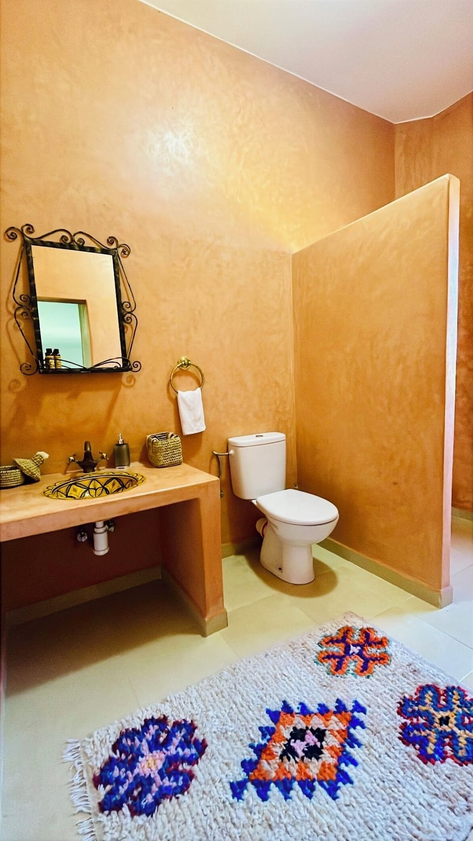 Deluxe Suite, 1 King Bed, Private Bathroom | Bathroom | Shower, free toiletries, hair dryer, towels