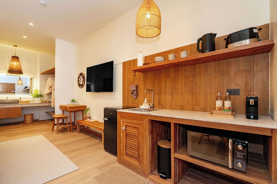 Deluxe Double or Twin Room, Garden View | Microwave