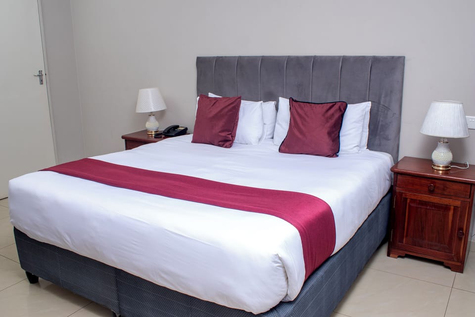 Single Room | Desk, laptop workspace, blackout drapes, free WiFi