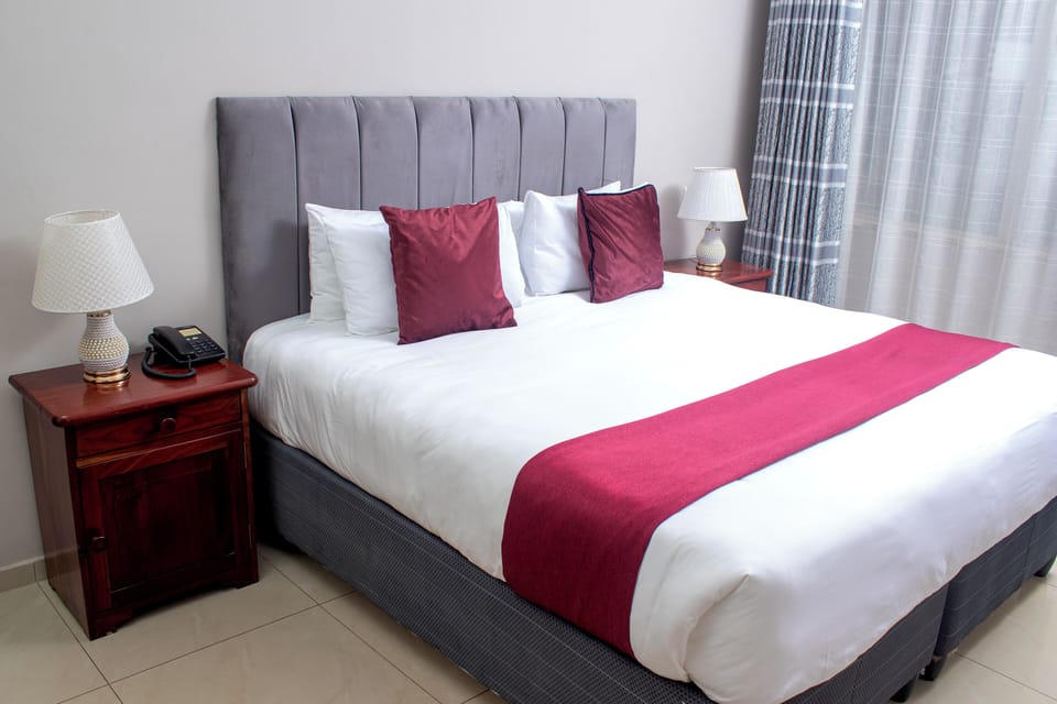 Single Room | Desk, laptop workspace, blackout drapes, free WiFi