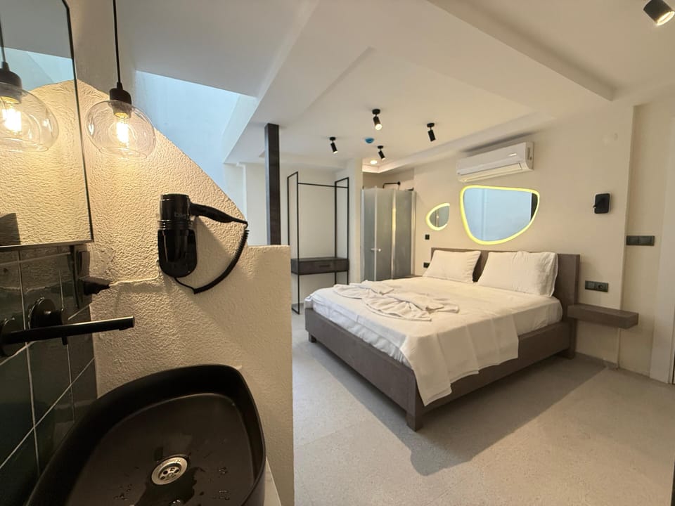 Double Room, Private Bathroom | Laptop workspace, free WiFi