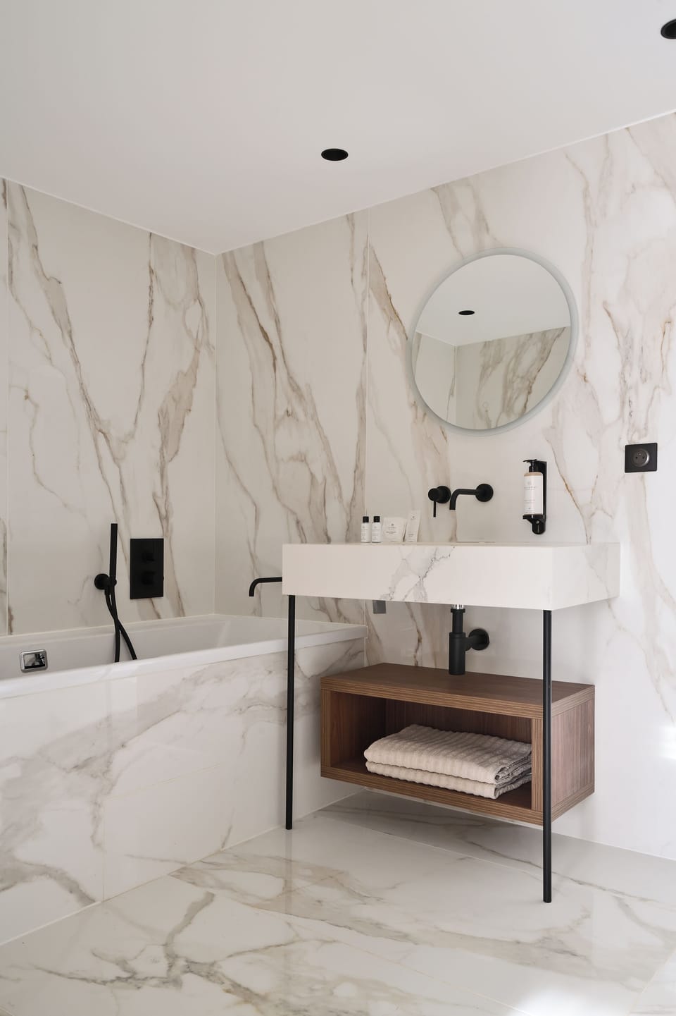 Family Suite with Balcony | Bathroom | Shower, hair dryer, towels, soap