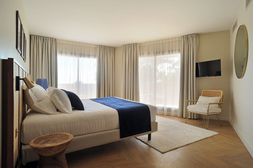 Deluxe Terrace with Sea View | Minibar, in-room safe, desk, soundproofing