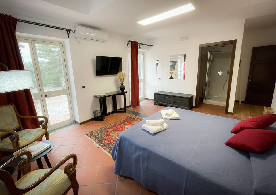 Deluxe Room (Camera 3 (Limoni)) | Desk, blackout drapes, WiFi (free)