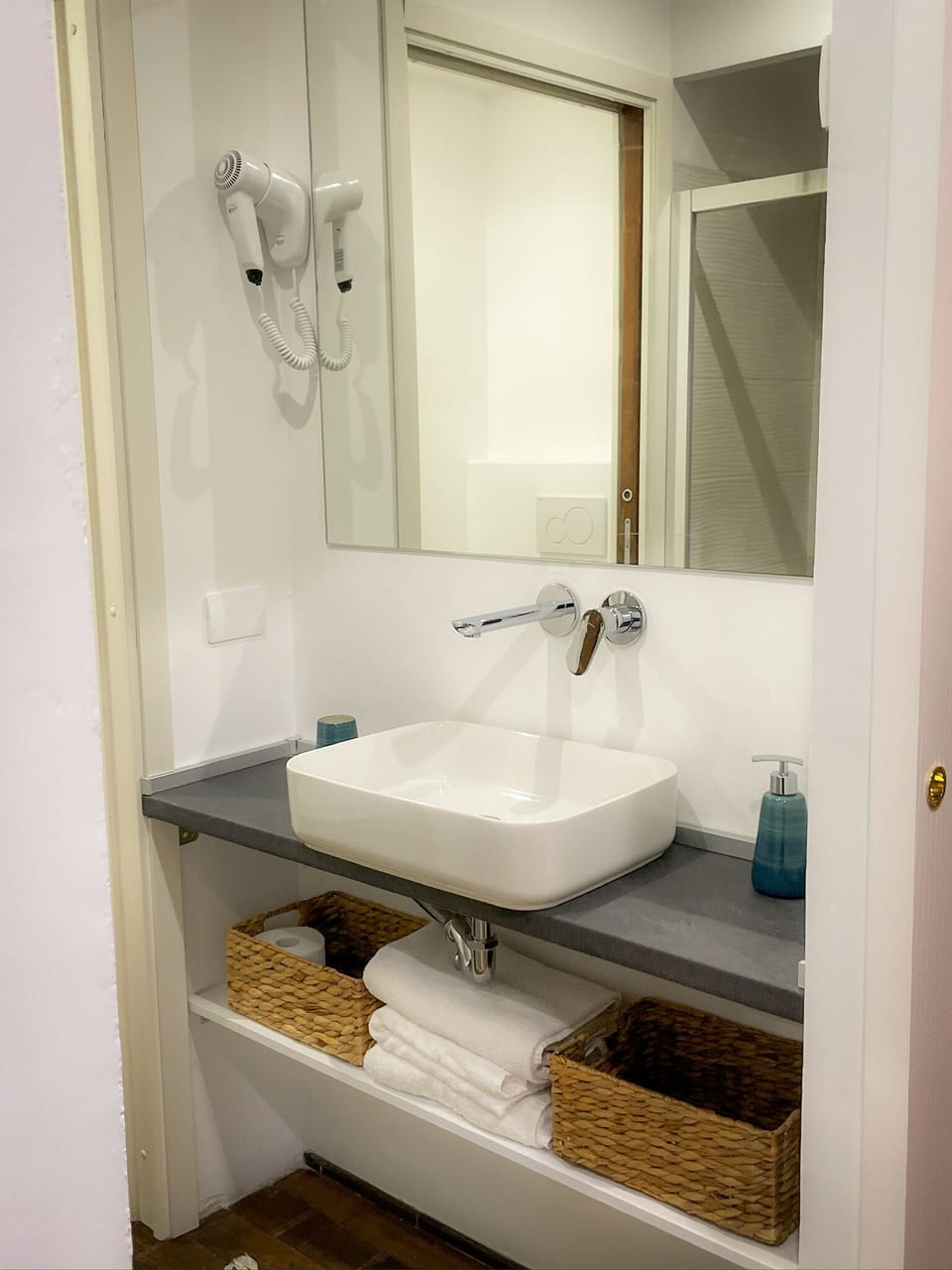 Deluxe Townhome, Park View (Camera 2 (Aironi)) | Bathroom | Shower, hair dryer, bidet, towels