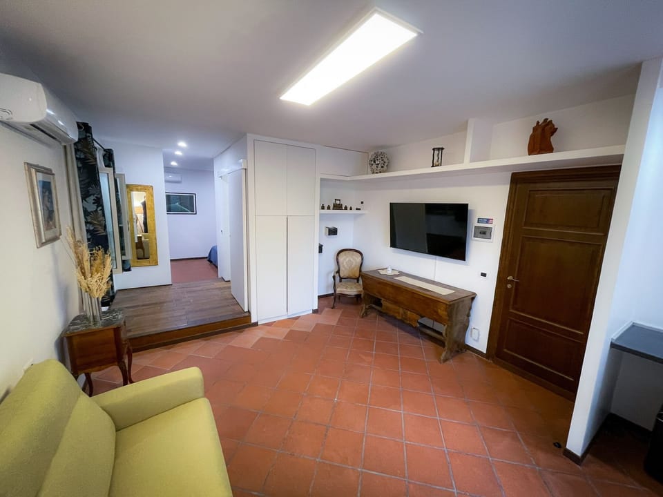 Deluxe Townhome, Park View (Camera 2 (Aironi)) | Living area | TV