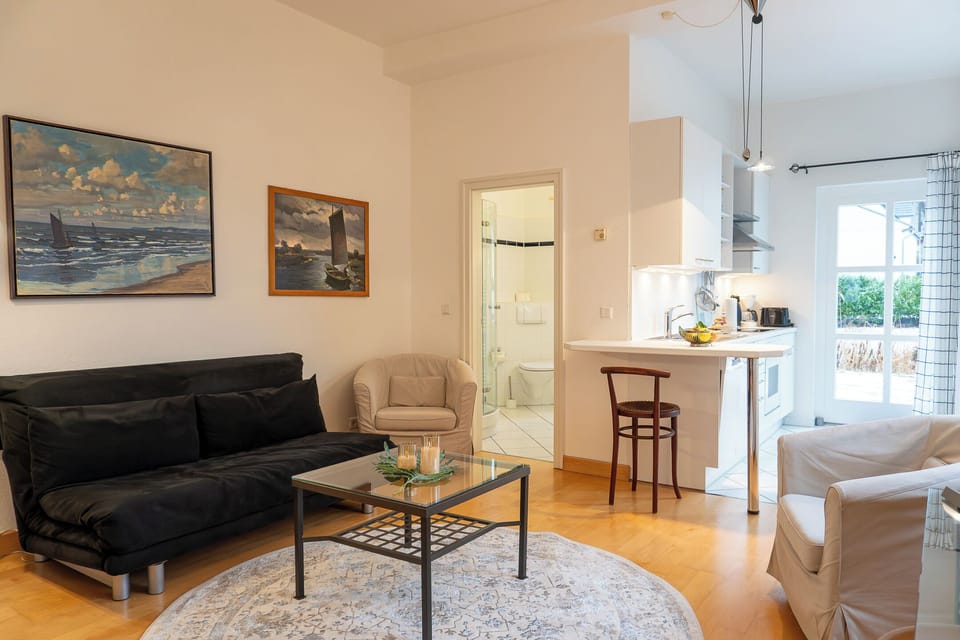 Deluxe Apartment, Garden View | Living area