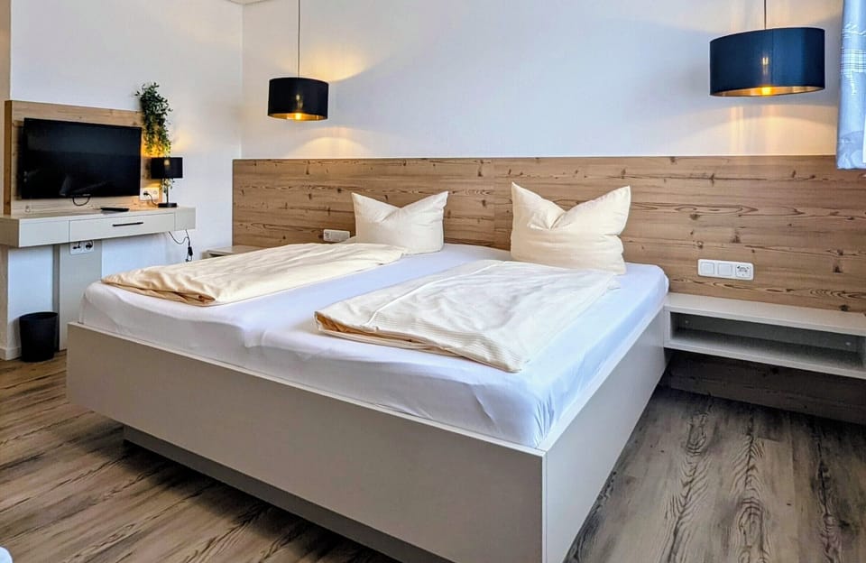 Basic Double Room, 1 Queen Bed | Blackout drapes, free WiFi