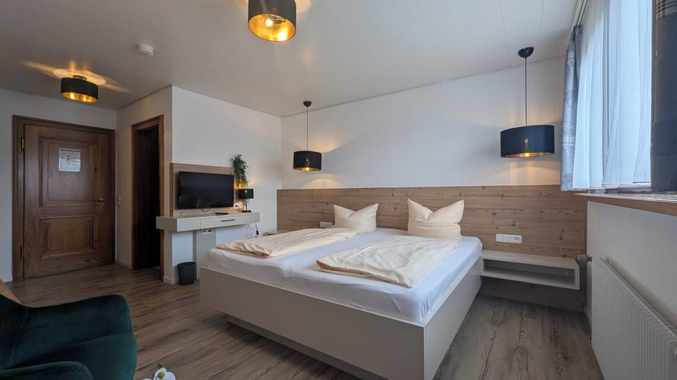 Basic Double Room, 1 Queen Bed | Blackout drapes, free WiFi