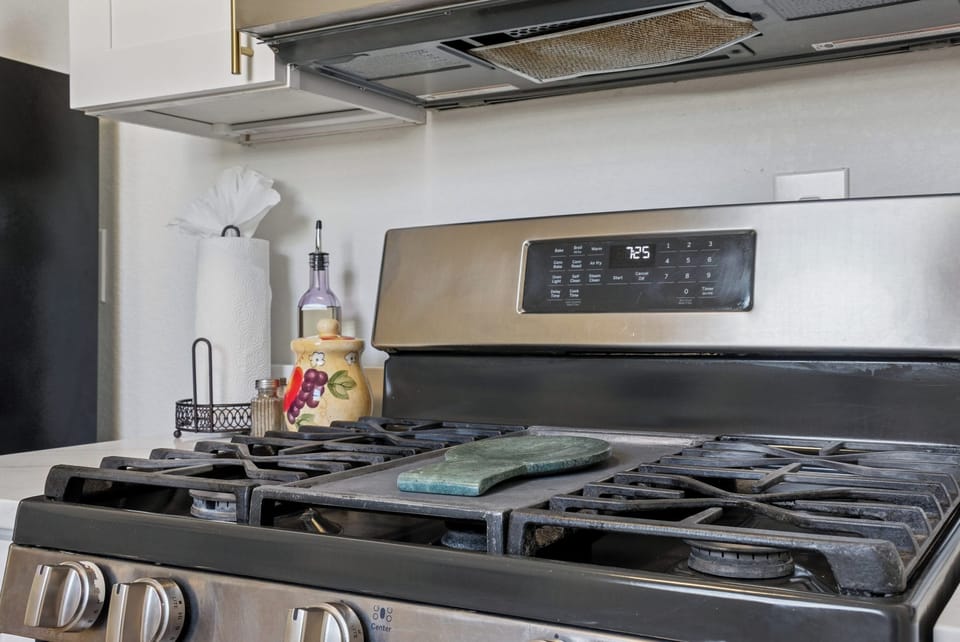 Apartment (1 Bedroom) | Private kitchen | Microwave, oven, coffee/tea maker, dining tables