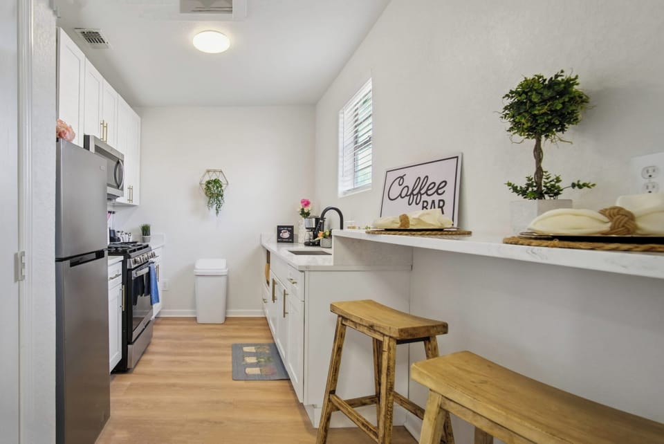 Apartment (1 Bedroom) | Private kitchen | Microwave, oven, coffee/tea maker, dining tables