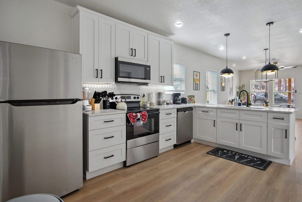 House (4 Bedrooms) | Private kitchen | Microwave, oven, stovetop, dishwasher