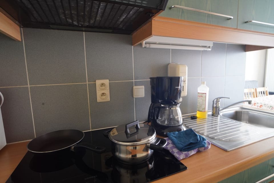 Comfort Apartment, Balcony, Garden View | Private kitchen | Fridge