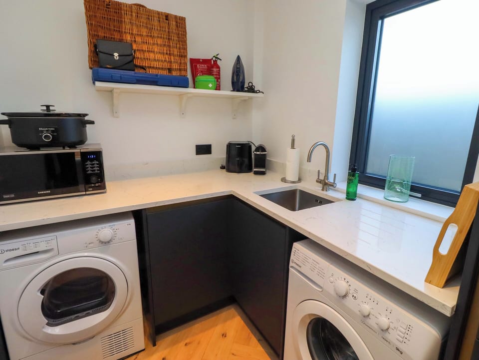 Dishwasher, cookware/dishes/utensils