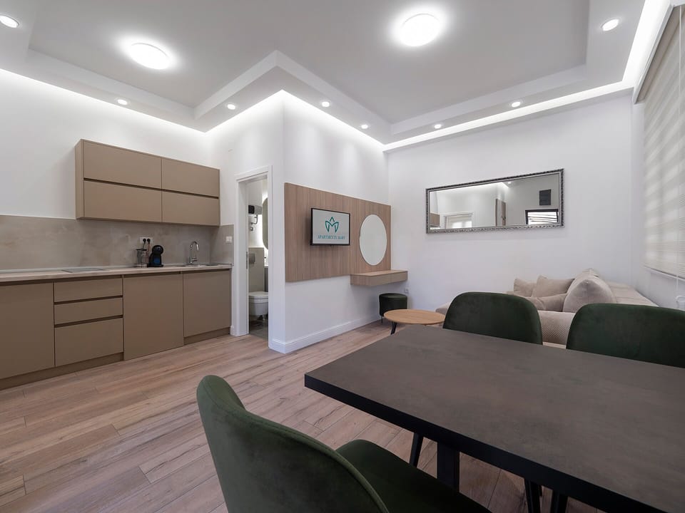 Deluxe Suite, Patio | Living area | 32-inch LCD TV with cable channels